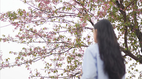 户外人像春天美女拍照摄影实拍