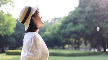 草地上逆光的少女治愈实拍4k