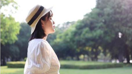 草地上逆光的少女治愈实拍4k