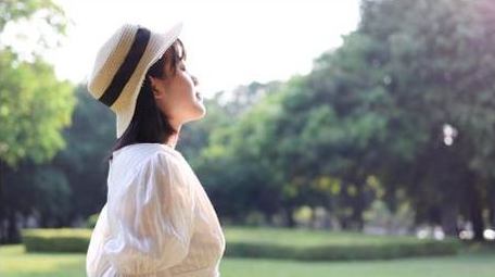 草地上逆光的少女治愈实拍4k