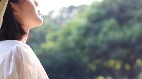 草地上逆光的少女治愈实拍4k