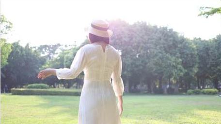 草地上逆光少女背影回眸实拍4k