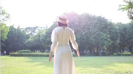 草地上逆光少女背影回眸实拍4k