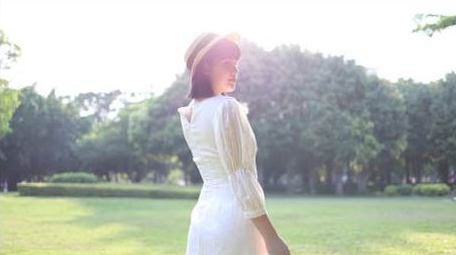 草地上逆光少女背影回眸实拍4k