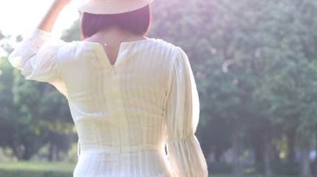 草地上逆光少女背影回眸实拍4k