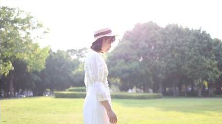 草地上逆光少女温暖回眸实拍4k