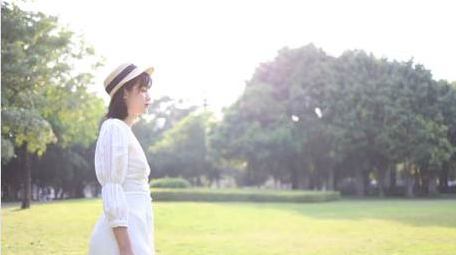 草地上逆光少女温暖回眸实拍4k