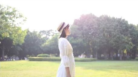 草地上逆光少女温暖回眸实拍4k