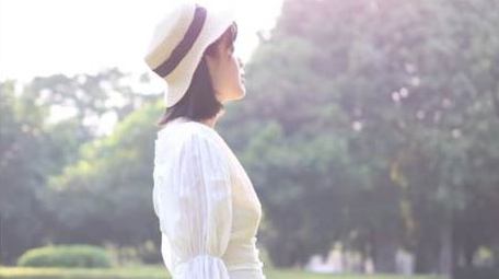 草地上逆光少女温暖回眸实拍4k