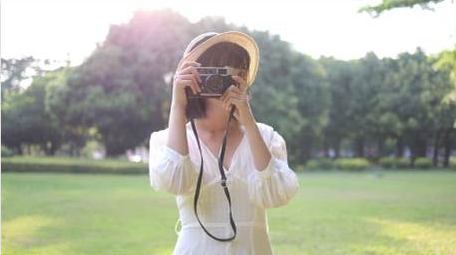 草地上逆光唯美少女实拍4k