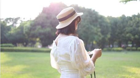 草地上逆光唯美少女实拍4k