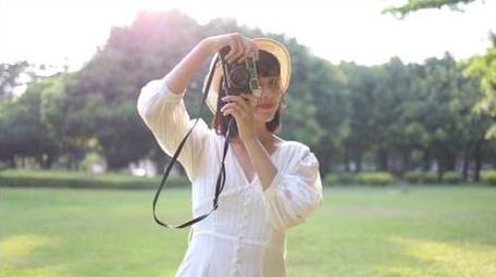 草地上逆光唯美少女实拍4k