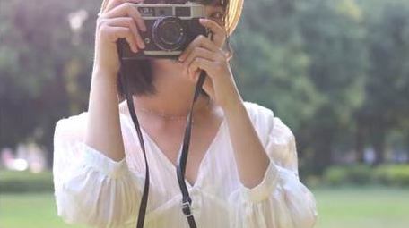 草地上逆光唯美少女实拍4k