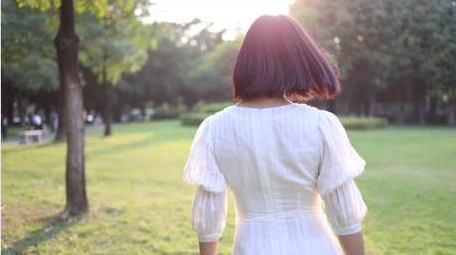 草地上逆光行走的<strong>少女</strong>实拍4k
