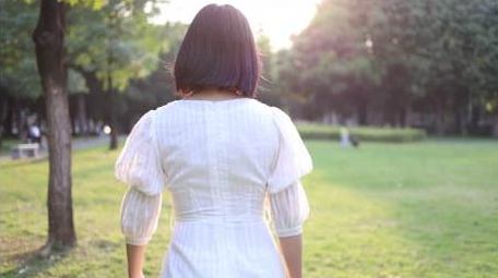 草地上逆光行走的<strong>少女</strong>实拍4k