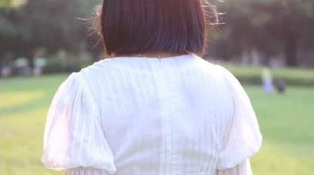 草地上逆光行走的<strong>少女</strong>实拍4k