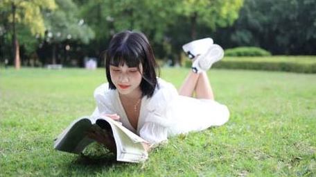 草地上阅读的少女唯美实拍4k