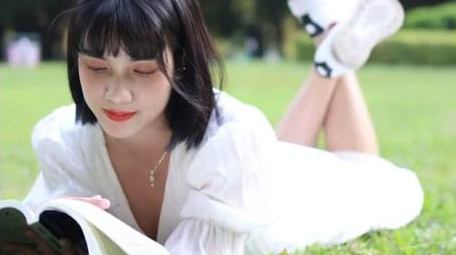 草地上阅读的少女唯美实拍4k