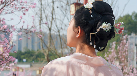 户外春天樱花林汉服美女奔跑实拍