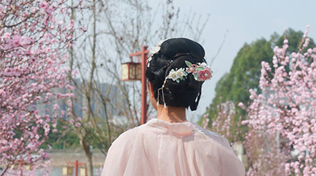 户外春天樱花林汉服美女奔跑实拍