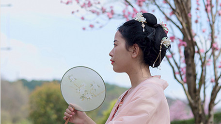 户外汉服美女扇扇子乘凉实拍