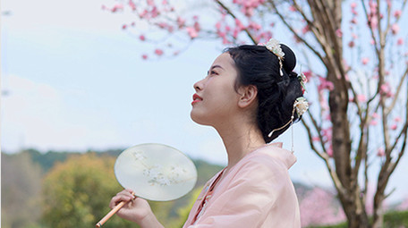 户外汉服美女扇扇子乘凉实拍