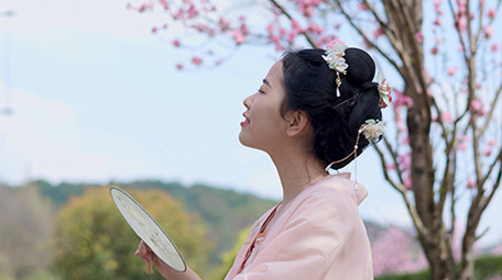 户外汉服美女扇扇子乘凉实拍