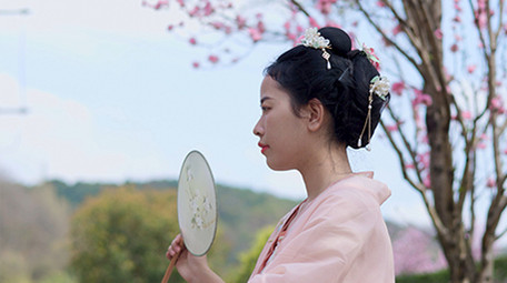 户外汉服美女扇扇子乘凉实拍