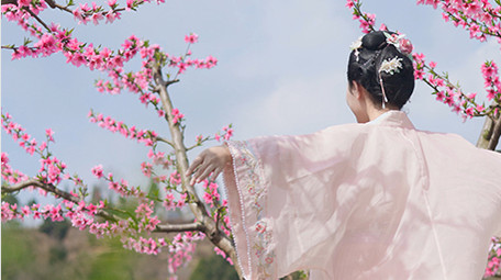 春季桃花林汉服美女自由玩耍实拍