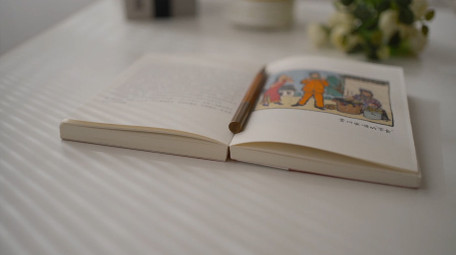 唯美光影书本空镜头实拍