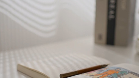 唯美光影书本空镜头实拍