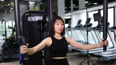 的女人在健身房做运动实拍4k