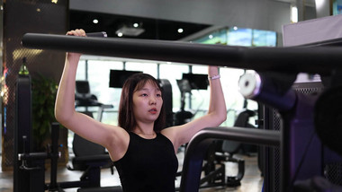 女人在健身房做运动实拍4k