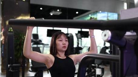 女人在健身房做运动实拍4k