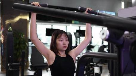 女人在健身房做运动实拍4k