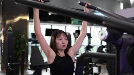 女人在健身房做运动实拍4k