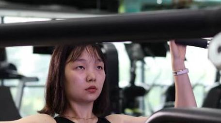 女人在健身房做运动实拍4k