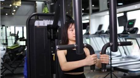 的女人在健身房做运动实拍4k