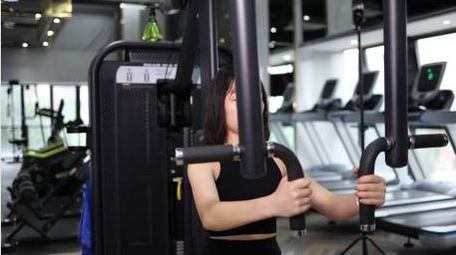 的女人在健身房做运动实拍4k