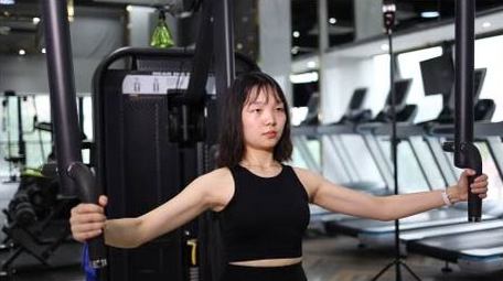 的女人在健身房做运动实拍4k