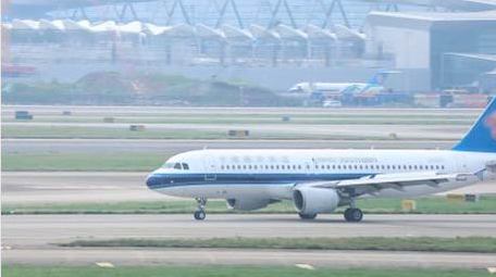 机场飞机跑道滑行运输实拍4k