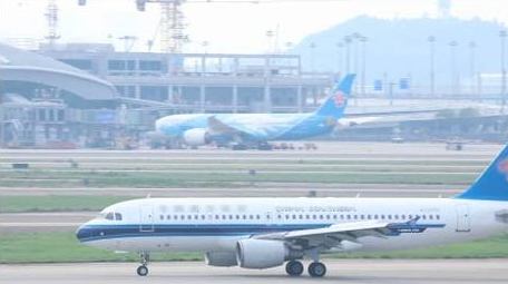 机场飞机跑道滑行运输实拍4k