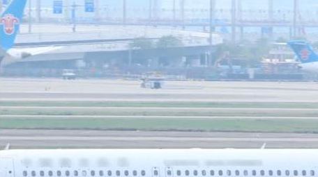 机场飞机跑道滑行运输实拍4k