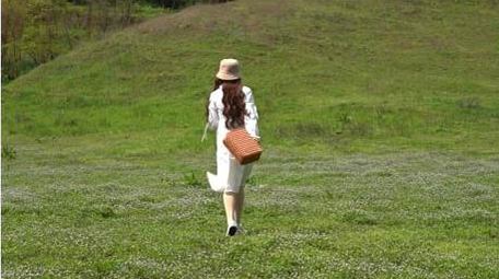 户外休闲少女提着篮子草地踏春