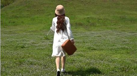 户外休闲少女提着篮子草地踏春