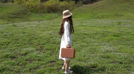 户外休闲少女提着篮子草地踏春