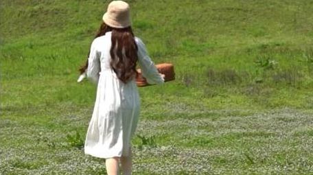 户外休闲少女提着篮子草地踏春