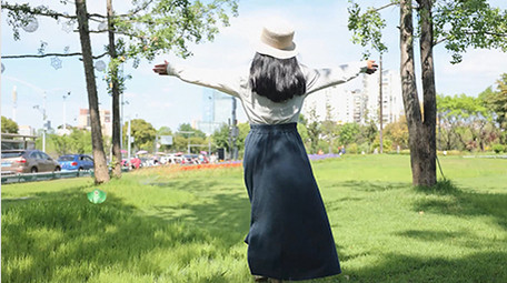 森系初夏唯美女孩森林行走脚步