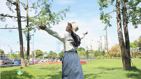 森系初夏唯美女孩森林行走脚步