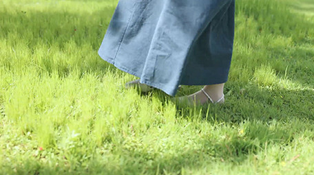 森系初夏唯美女孩森林行走脚步